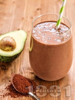 Протеинов шейк / смути с авокадо, извара, какао и мед - снимка на рецептата